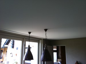 na montage met hanglampen